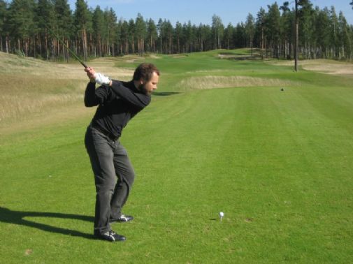 Cooke-kentän yksi parhaista par-nelosista on 16:s. Kuvassa lounaan reikäpelissä hävinnyt Golflehden Janne Tarmio.