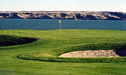 Lake Sakakawea viheriön takana.
