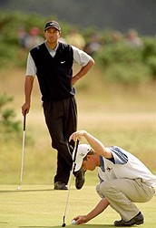 David Toms jäi tällä kertaa ilman voittoa, takana seisova Tiger Woods on kisan voittanut pari kertaa. &copy Getty Images