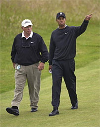 Butch Harmon ja Tiger Woods ovat astelleet viime kuukausina eri väylillä. &copy Getty Images