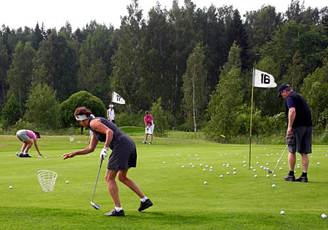 Koulutustapahtumassa harjoitellaan monipuolisesti golfin eri osa-alueita.