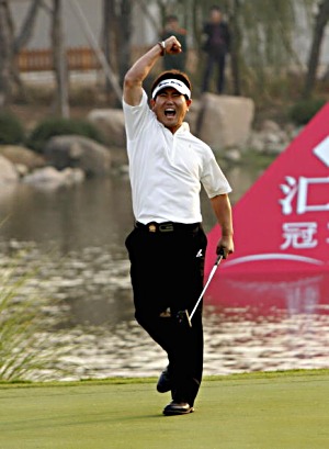 Tigerin kukistaja! Yong-eun Yang katkaisi viimevuotisessa kisassa Tigerin pitkän voittojen sarjan &copy Getty Images