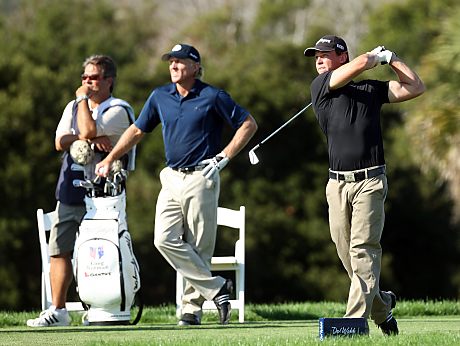 Gregory Norman lyö, isä Greg seuraa pallon lentoa PGA:n isä-poika kisassa, sjoitus oli 3:s &copy Getty Images