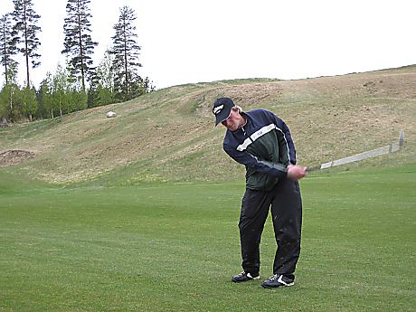 Näppis Leinosen tyyli golfkentällä on jäljittelemätön. Kuva Vierumäeltä ,testipäivältä ennen marathonin alkua.
