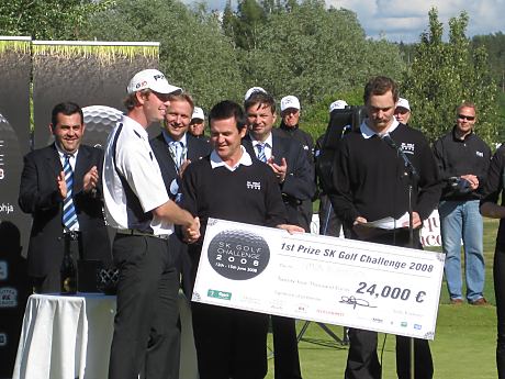 Simon Robinson sai Sedu Koskiselta SK Golf Challengen voittoshekin.