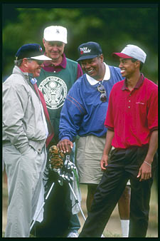 Vasemmalta: Butch Harmon, Jay Brunza, Earl Woods ja Tiger. Kuva US Amateurista vuodelta 1995.  &copy Getty Images