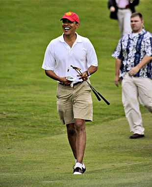 <b>Presidentti Barack Obamalle golf on koripallon jälkeen toiseksi tärkein liikunnanmuoto. Tuoreimmassa, keskiviikkona ilmestyvässä Golf Digestissa on laaja artikkeli Obaman suhteesta lajiin. Positiviisena asiana jäi artikkelista mieleen hänen pelikaverinsa kertoma lausahdus. -Barack Obama on äärimmäisen sinnikäs ja rehellinen kentällä. Vaikka hän löisi 11 kertaa, muistaa mies tarkasti lyöntimääränä eikä pyri sitä peittämään, kuuluu paljon kertova luonnehdinta. Tosiasiahan on se, että pelkästään Suomessa jää vuosittain unohduksiin satojatuhansia lyöntejä, suurin osa toki muistikatkosten vuoksi. Obaman ja Woodsin yhteisen pelikierroksen tapahtumia tuskin dokumentoidaan mediassa. Elin ja Tiger Woodsin toisen lapsen syntymä tulee olemaan suuri uutinen, samoin Woodsin paluu kisakentille, toivottavasti viimeistään Masters Tournamentissa. <span class=