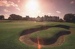 <b><b>10. Millä kentällä pelataan ensi vuoden British Open?</b> a) St Andrewsissa b) Royal Troonissa c) Royal Portrushissa d) Muirfieldissä <b>11. Nahkatakkinen Fonzie on Suomen televisiokanavilla jo 70-luvulla tutuksi tulleen Onnen Päivät -nuorisosarjan keskeisimpiä hahmoja. Ketä tunnettua suomalaista golfpersoonaa kutsuttiin takavuosina lempinimellä ”Fonzie” sarjan suosion ollessa huipussaan?</b> a) Mika Piltziä b) Teemu Tyryä c) Markku Louhiota d) Timo Rauhalaa  <b>12. Missä Golfpisteen valmennuksen asiantuntijoihin kuuluva Antti Vaalas aloitti golfopettajan uransa?</b> a) Espoon Golfseurassa b) Karelia Golfissa c) Keimolassa d) Pickalassa <b>13. Viheriöllä voi sääntöjen mukaan chipata.</b> Kyllä/Ei <b>14. 80-luvun puolivälissä eräällä kantahämäläisellä kentällä jaettiin miespelaajien paidattomasta pelaamisesta pitkiä pelikieltoja.</b> Kyllä/Ei <b>15. Uniroyal Plus 6 -pallo oli joskus myös suomalaisten kärkipelaajien suosima kilpapallo. Pallon erikoisuutena olivat kuusikulmaiset kuopat eli dimplet.</b> Kyllä/Ei  <b>Vastaukset:</b><b>1. d)</b> Tuoreimman miesten golfin maailmanlistan eli Official World Golf Rankingin sadan parhaan joukossa on kahdeksan pohjoismaalaista pelaajaa, viisi ruotsalaista ja kolme tanskalaista. <b>2. b)</b> Malagassa kirjoilla oleva Patrik Hallamaa, joka voitti lyöntipelin Suomen mestaruuden vuonna 1982. <b>3. b)</b> Yksi. Minea Blomqvist voitti ainoan lyöntipelin Suomen mestaruutensa Ruuhikoskella vuonna 2002. Blomqvistin yhteistulos -3 on edelleen kaikkien aikojen paras lopputulos kilpailun historiassa.   <b>4. d)</b> Näppis valitsi Kytäjän SE-kentän 18:nnen mieluisimmaksi par 5 -väyläkseen Golf Digestin äänestyksessä.  <b>5. a)</b> Byron Nelson. Hän voitti 11 kertaa peräkkäin PGA Tourilla vuonna 1945. Lähimmäksi tätä on päässyt Tiger Woods seitsemällä voitollaan vuosina 2006-2007. <b>6. c)</b> Patty Berg on tämän tilaston ykkönen 15 voitollaan vuosina 1937-1958. <b>7. b)</b> Hattula Golf, jossa SGL:n tilastojen mukaan on 4044 jäsentä. <b>8. a)</b> Vuoden 2009 Finnish Tourin rankingin voitto ratkesi kauden viimeisessä kilpailussa Aulangon Golfklubin Minna Vuorenpään eduksi. <b>9. c)</b> Suomen vanhin golfseura Helsingin Golfklubi on perustettu vuonna 1932. <b>10. a)</b> St Andrewsissa. British Openia on pelattu vuodesta 1990 lähtien aina viiden vuoden välein St Andrewsin Old Coursella. Ensi vuoden turnauksessa juhlitaan kilpailun 150-vuotista taivalta. <b>11. d)</b> Tuolloin vielä tiukasti kilpauralle tähdännyttä Timo Rauhalaa kutsuttiin lempinimellä ”Fonzie”. Rauhala on tällä hetkellä yksi Suomen arvostetuimmista valmentajista. <b>12. b)</b> Antti Vaalaksen opeista saivat ensimmäisenä nauttia Karelia Golfin jäsenet Kontioniemessä. <b>13. Kyllä.</b> Pelaaja voi lyödä palloaan viheriöllä parhaaksi katsomallaan tavalla mailasta riippumatta. Toki viheriön pinnan tarkka varjelu on muistettava kaikissa tapauksissa. <b>14. Ei.</b> Miesten paidaton pelaaminen oli sallittua mm. Aulangon Golfklubissa ja Lahden Golfissa myös kilpailuissa 80-luvun puoliväliin saakka. Kansainvälinen etiketti ei ole sen sijaan tukenut tällaista miespelaajien asumuotoa missään vaiheessa.  <b>15. Kyllä.</b> Kuusikulmaisilla kuopilla varustettu Uniroyal Plus 6 oli 70-luvun lopulla hyvinkin suosittu kilpapallo, jolla voitettiin mm. The Erkko Trophy eli Finnish Amateur Open.  <b>Arvosteluasteikko:</b>  <b>15-13 oikein:</b> Kiitettävä. Olet hyvin selvillä golfmaailman tapahtumista niin meillä kuin muualla.  <b>12-10 oikein:</b> Hyvä suoritus. Kysymyksissä oli muutama sellainen joka menee sarjaan hankalasti järkeiltävät.  <b>9-7 oikein:</b> Kohtuullinen. Hieman voisit prepata taitojasi ennen seuraavaa osallistumiskertaa.  <b>6 oikein tai vähemmän:</b> Mikäli olet suorittanut golfin green cardin, saati sitten pelannut enemmän, pitäisi ko. kysymyksistä selvitä paremmalla tuloksella…  Marko Kuivasaari <span class=