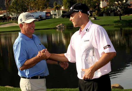 Isä-Haas riensi onnittelemaan poikaansa ensimmäisestä voitosta PGA Tourilla. © GettyImages