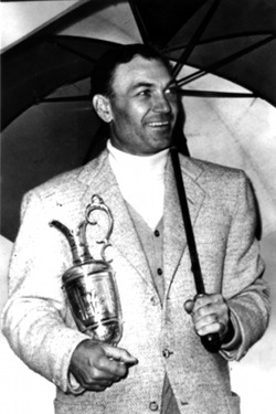 Ben Hogan ja Claret Jug. Hogan voitti British Openin vuonna 1953. Se oli Hoganin suuri vuosi, amerikkalainen voitti kolme majoria.  &copy Getty Images