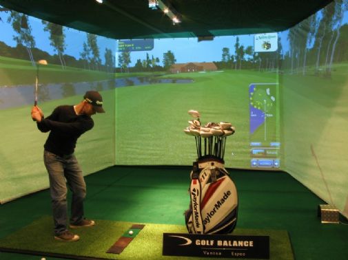 Uutta Sports Coach -simulaattoria voi käyttää sekä opettamiseen, mailojen testaamiseen että lyöntien analysointiin. Kuvassa lyö Golf Balancen opettava PGA Pro, Ari Koutuaniemi