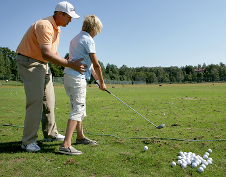 Golfin tekniikan omaksuminen on helpompaa PGA-ammattilaisen avustuksella. Työnsä ääressä Talmassa opettava Pasi Purhonen.