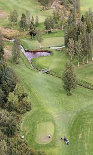 Kemin Golf Klubin kakkosreikä, 105 metriä pitkä par 3, ilmasta kuvattuna.