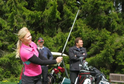 Minea Blomqvist-Kakolla oli vaikeuksia ShopRite LPGA Classicin avauspäivänä.