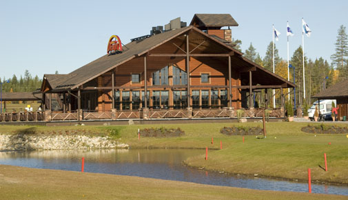Levi Golfin klubitalo on näyttävä ja se toimii talvella rinneravintolana.