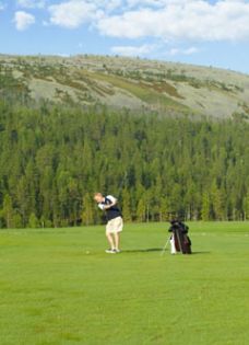 Jylhä Levitunturi hallitsee golfkentän maisemia.