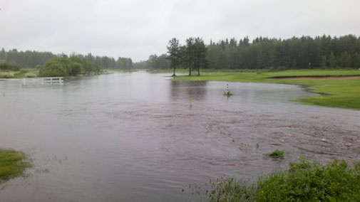 Kajaanin Golfin nelosväylä kuvattuna pahimpaan tulva-aikaa 18. kesäkuuta.