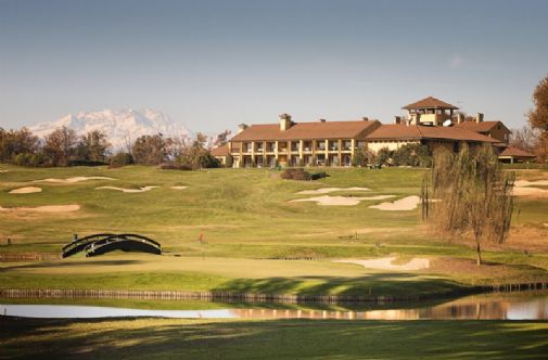 Castelconturbian golfhotellista voit astua suoraan kentälle.