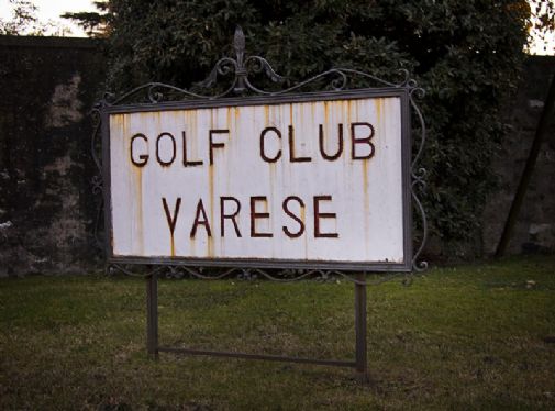 Varesen nimikyltti on ajan patinoima.