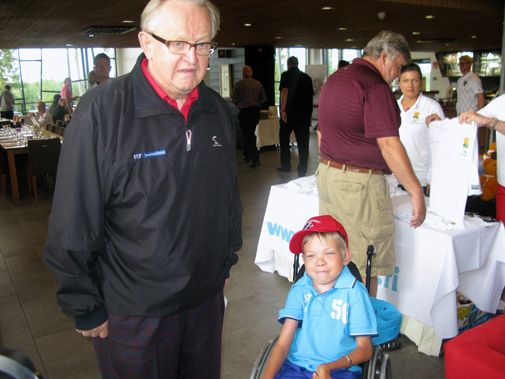 Presidentti Ahtisaari kävi tervehtimässä Samu Grundströmiä, josta on tullut Kummien golfkisojen myötä lajin innokas seuraaja.