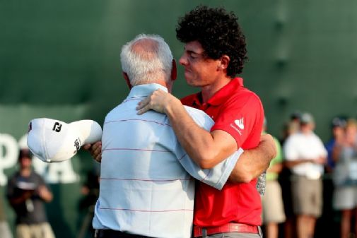 Gerry McIlroy antoi kisan päätyttyä pojalleen lämpimän halauksen.  &copy Getty Images