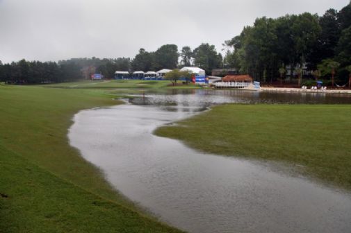 Vesi tulvi sunnuntaina Sedgefieldin kentän 15. väylällä.  &copy Getty Images