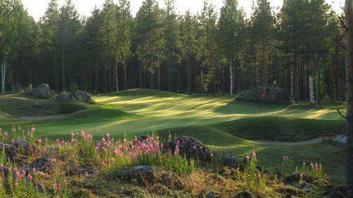 Vaara-kentän 5. reiän griini on valtava ja hyvin vartioitu. Oulun Golfkerhon signature hole.