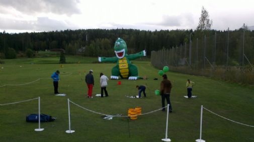 Suur-Helsingin Golfissa kulttuuripäivien vieraita viihdytti mm. Golfzilla, johon sai yrittää lyönneillään osua.
