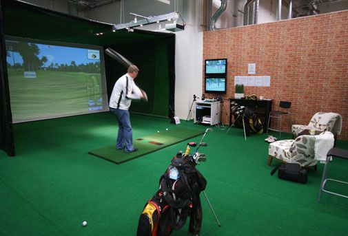 Golf Cornerissa voi pelata simulaattorigolfia. Sports-Coach-laite on varustettu Academy-analysaattorilla.