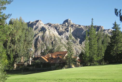 Vuonna 1912 perustetun La Paz Golf Clubin klubitalo on vuorten kainalossa.