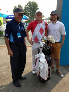 Jaakko Mäkitalo ja caddie Jeppe Arokanto (oik.) kohtasivat kisan vapaaehtoisten esimiehen Kari Sireliuksen.