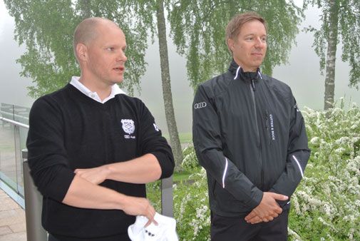 Audin Finlandin johtaja Petri Aarnio (vas.) ja Golfpisteen toimitusjohtaja Sami Markkanen toivottivat kilpailijat tervetulleiksi Suomen suurimpaan yritysgolftapahtumaan Audi Center Businessaamuun.