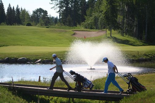 Muurame Golf tarjoaa sunnuntaina golfin kokeilijoille mahdollisuuden pelata kentällään par 3 -mittaan lyhennetyillä väylillä. Kuva: Kirsi Helin