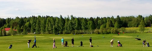Golfareita ja golfin kokeilijoita Nokia River Golfin rangella Golfviikolla. Kuva: <a href=