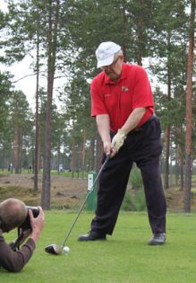 Martti Ahtisaari valmistautumassa avauslyöntiinsä Virpiniemi Golfin ykköstiillä. Paikallinen media oli haukkana paikalla.
