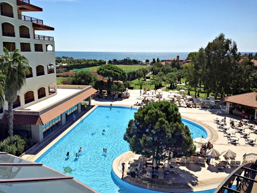 Golfkierroksen jälkeen voi rentoutua hotellin uima-altaalla.