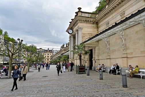 Market Colonnade hallitsee Karlovy Varin keskustaa.