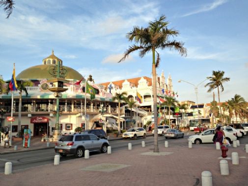 Risteilyalusten vierailut herättävät Aruban pääkaupungin Oranjestadin vanhan keskustan eloon.