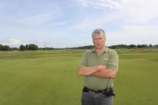 Talmassa työskennellyt Andres Sepa on Viron arvostetuin kenttämestari. Hän vastaa Saare Golfin kentänhoidosta.