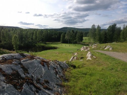Golfkausi käynnistyy Suomessa tavanomaista aiemmin. Kuva Tahkovuoren uudelta kentältä.