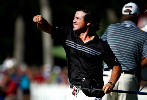 Brian Harman tuuletti rajusti voittoaan TPC Deere Run -kentän 18. viheriöllä. Kuva:  &copy Getty Images