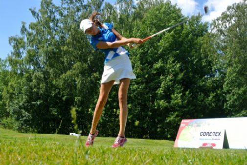 Kurk Golfin Anna Hägerströmin avaus pitkälle par 3:lla.