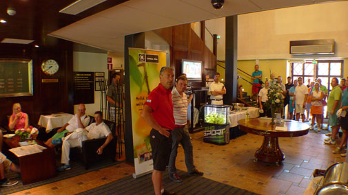 Linna Golfissa on runsaasti tapahtumia. Pelaajille puhuvat toimitusjohtaja Elmo ja Golfpisteen Antti.