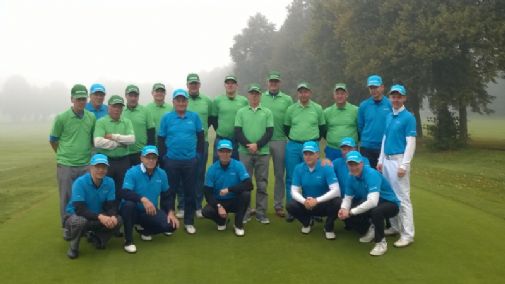 Aulangon (siniset paidat) ja Lahden (vihreät paidat) välisen seuraottelun pelaajat juhlistivat 20.9. kuudelle eri vuosikymmenelle ulottuvaa tapahtumaa. Kuva: Aulangon Golfklubi