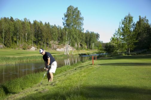Kuva Kulloon kentän seitsemänneltä väylältä. Lyömässa Mehiläinen golfkuntotiimin Reijo Lahtinen.