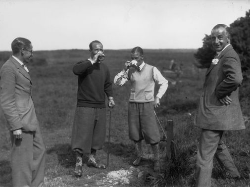 Nämä herrat palkitsivat itsensä teellä, Cruden Bayssa vuonna 1930 pelatun amatöörikilpailun jälkeen. Kuva: Getty Images