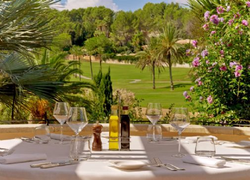 Sheraton Mallorca Arabellan ravintolan terassilta on hienot näkymät kentälle.
