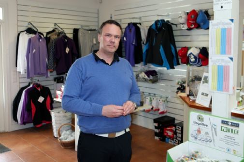 Patrik Dahlgreniilla on monta roolia ja kiireisiä päiviä EKE Golfissa. Välinekauppa on hänelle tuttua toimintaa jo 90-luvun alkupuolelta.