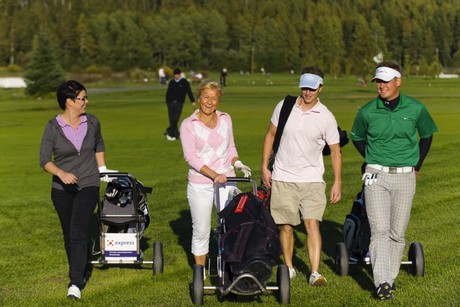 Suuri osa golfareista aloittaa harjoittelun kurssilla. Kuva Jarkko Raskin ryhmästä Vihdistä kesältä 2010