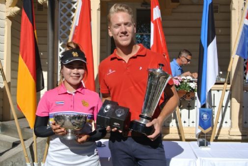 Erkko Trophyn naisten voittana Thaimaan Kanyalak Preedasutthijitin ja miesten voittaja Lukas Lipold palkintoineen.